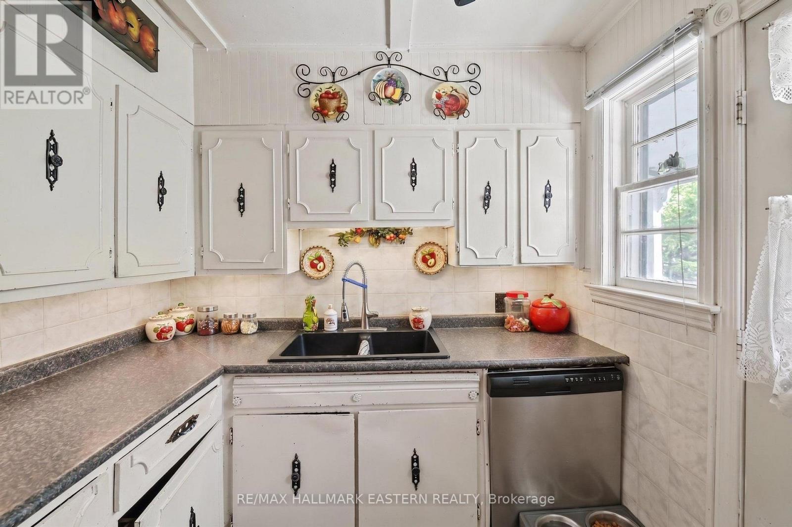16 Holloway Street Property Photo 6