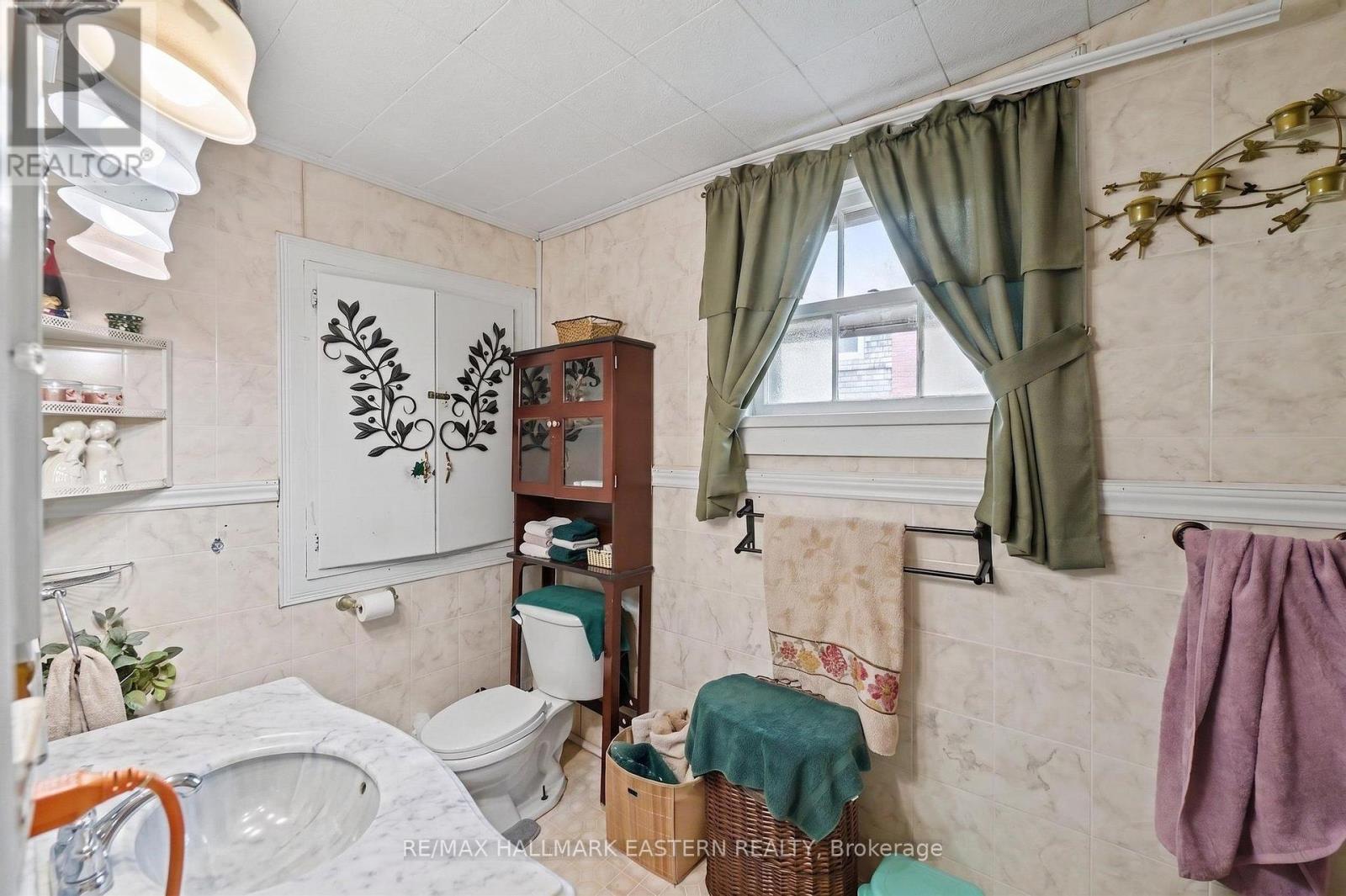 16 Holloway Street Property Photo 13