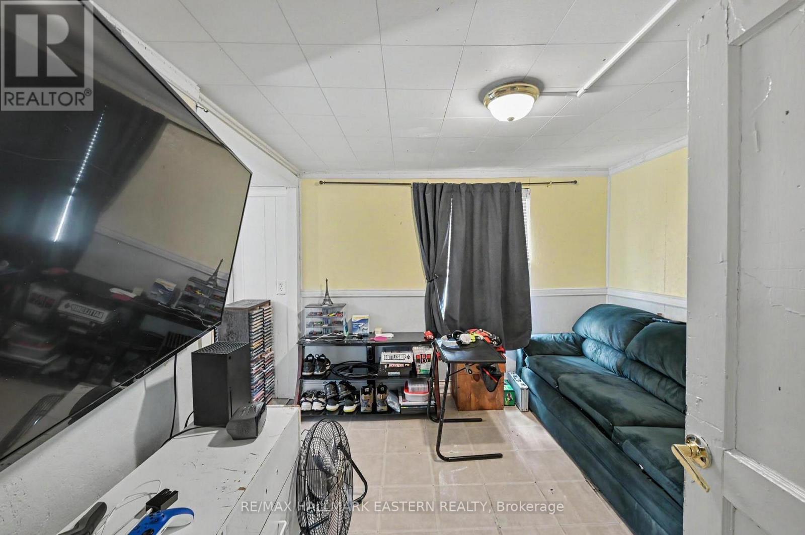 16 Holloway Street Property Photo 18
