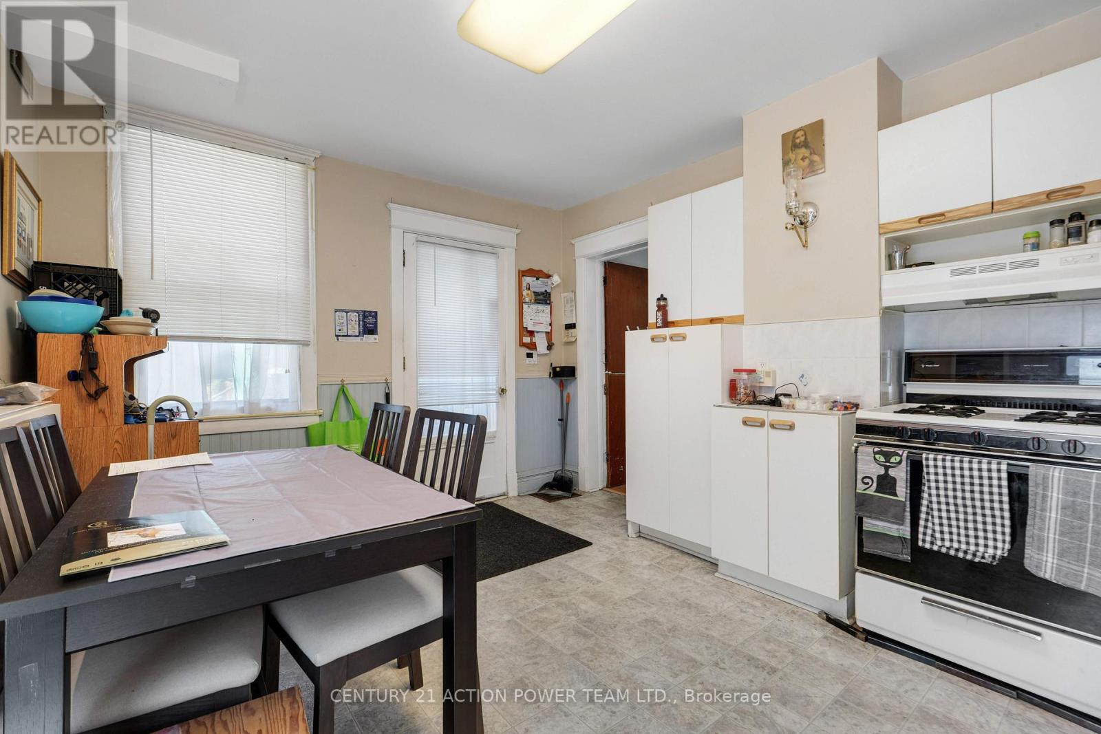 222 Montfort Street Property Photo 10