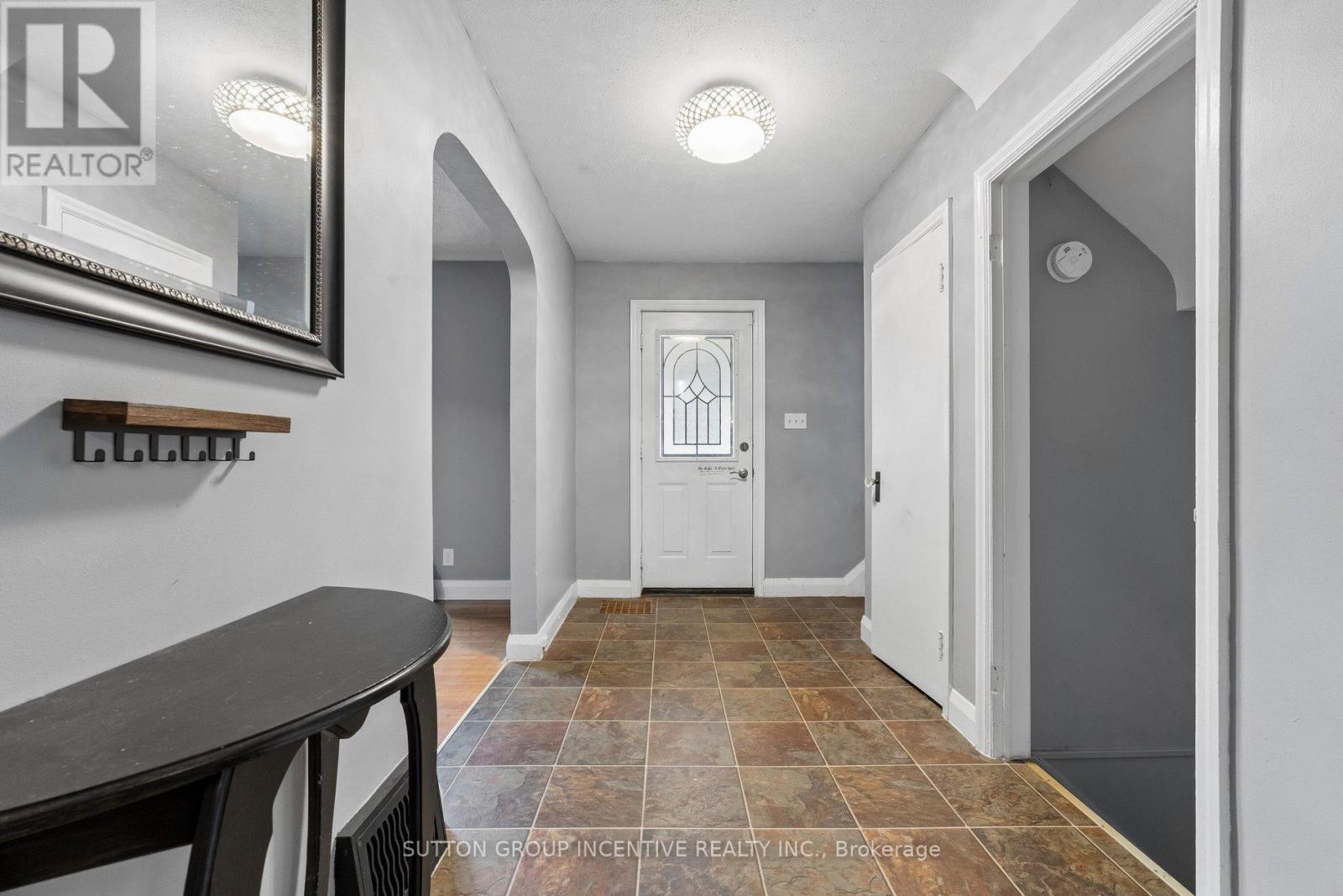 581 Arndon Avenue Property Photo 4