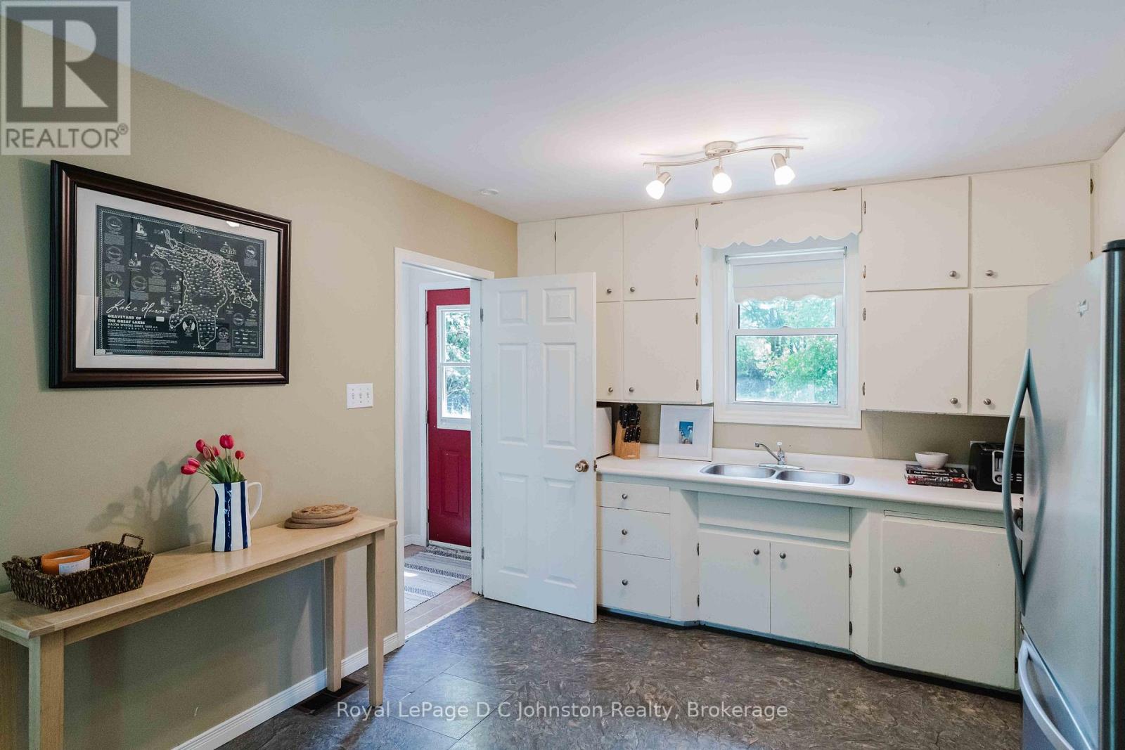 561 Wellington Street Property Photo 7