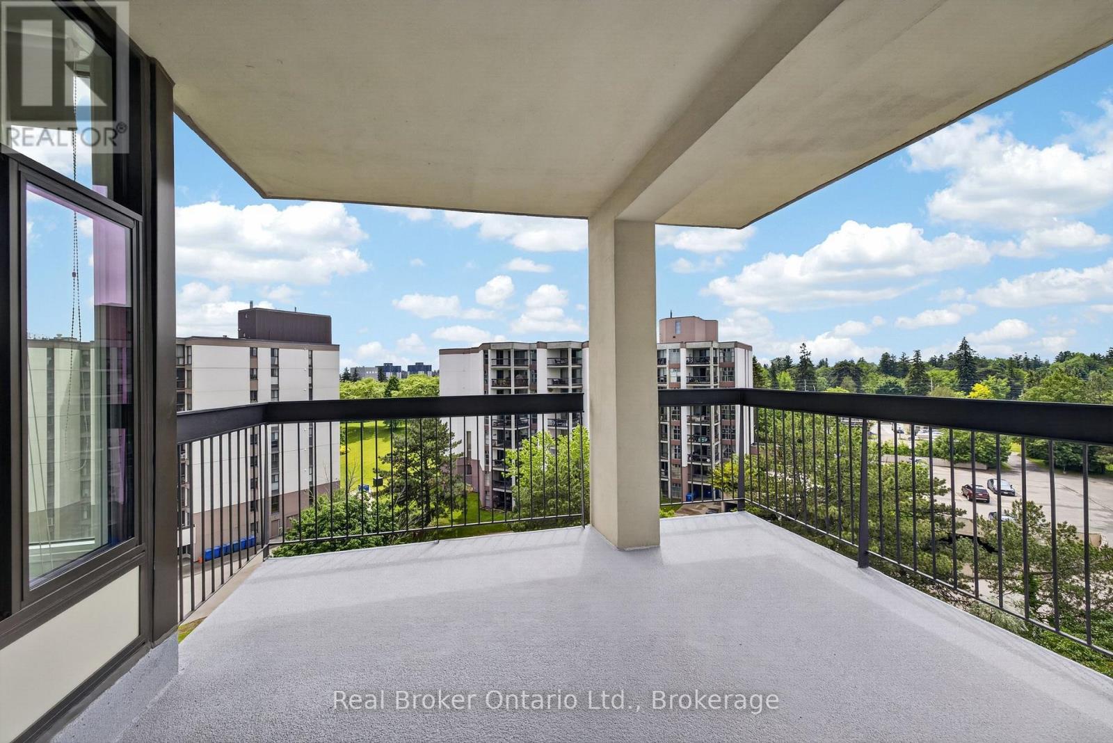 811 - 23 Woodlawn Road E Property Photo 15