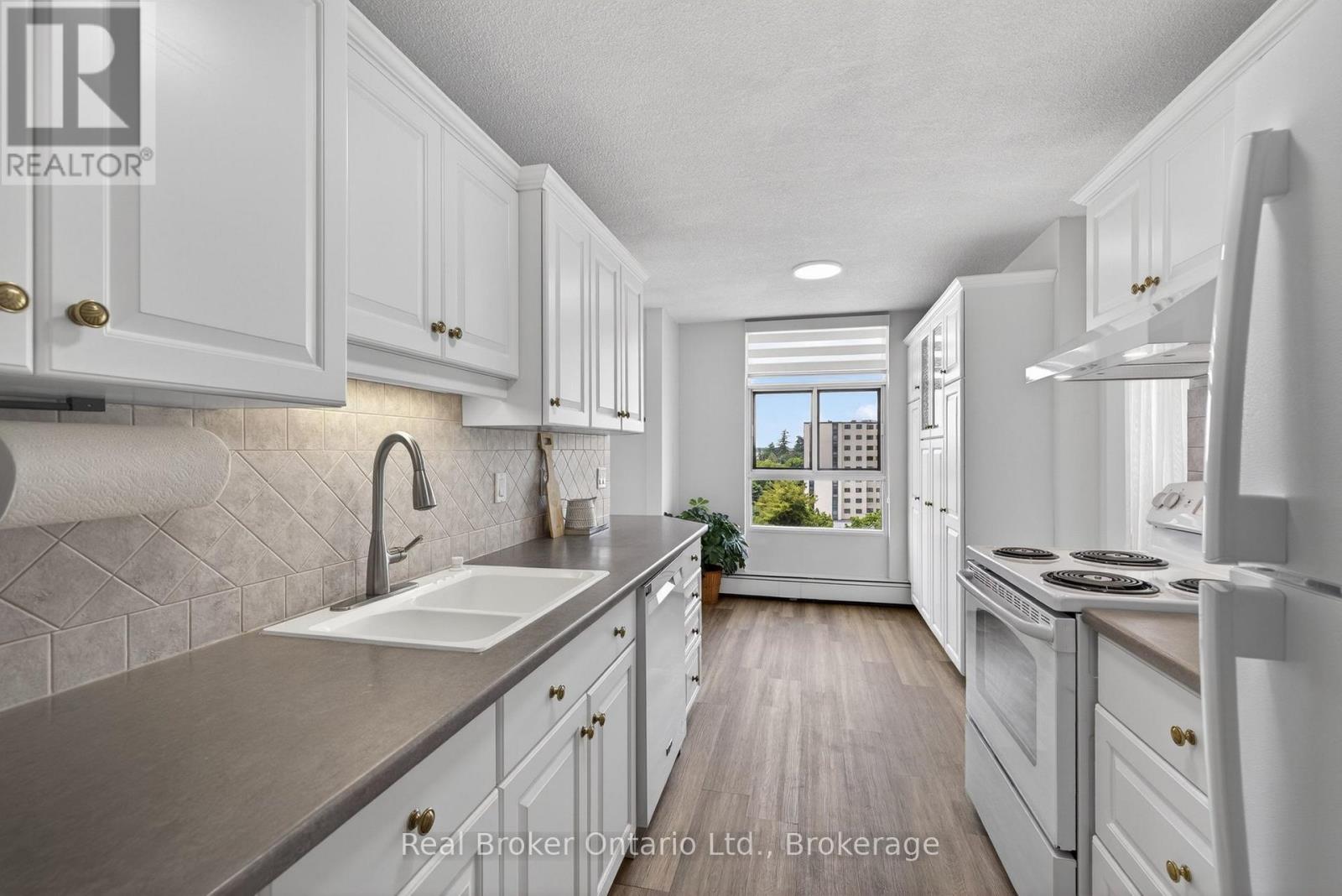 811 - 23 Woodlawn Road E Property Photo 19