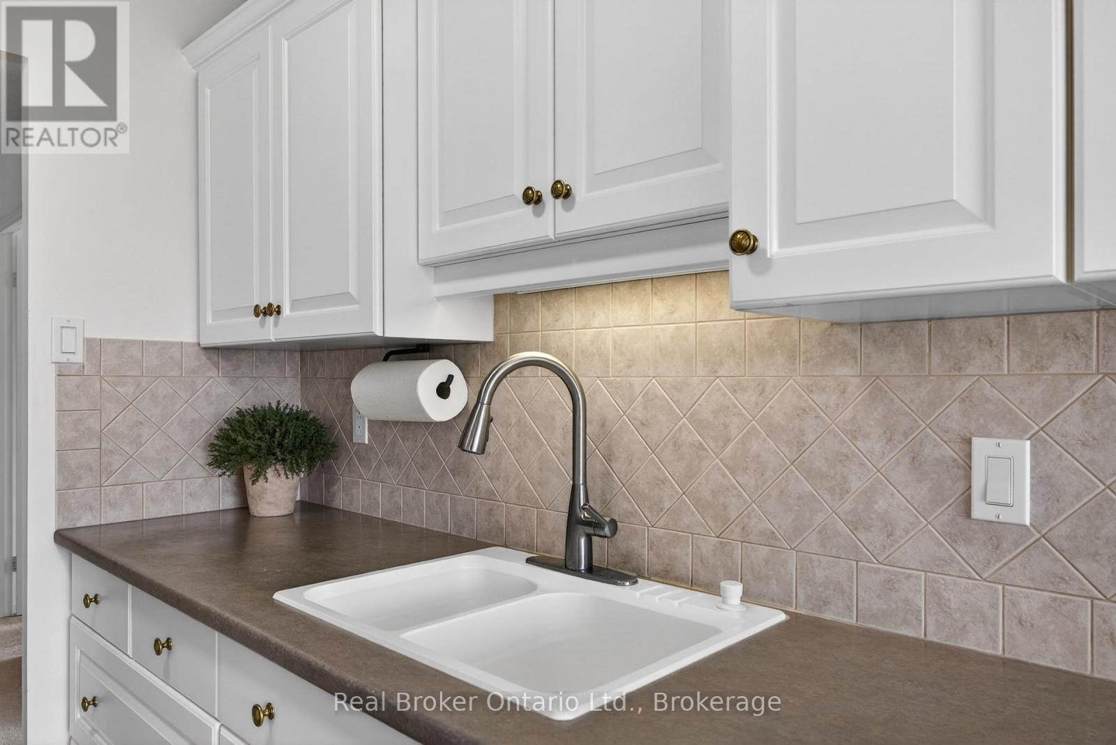 811 - 23 Woodlawn Road E Property Photo 23