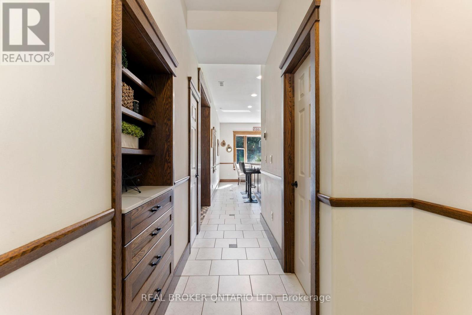 182 Governors Road E Property Photo 10