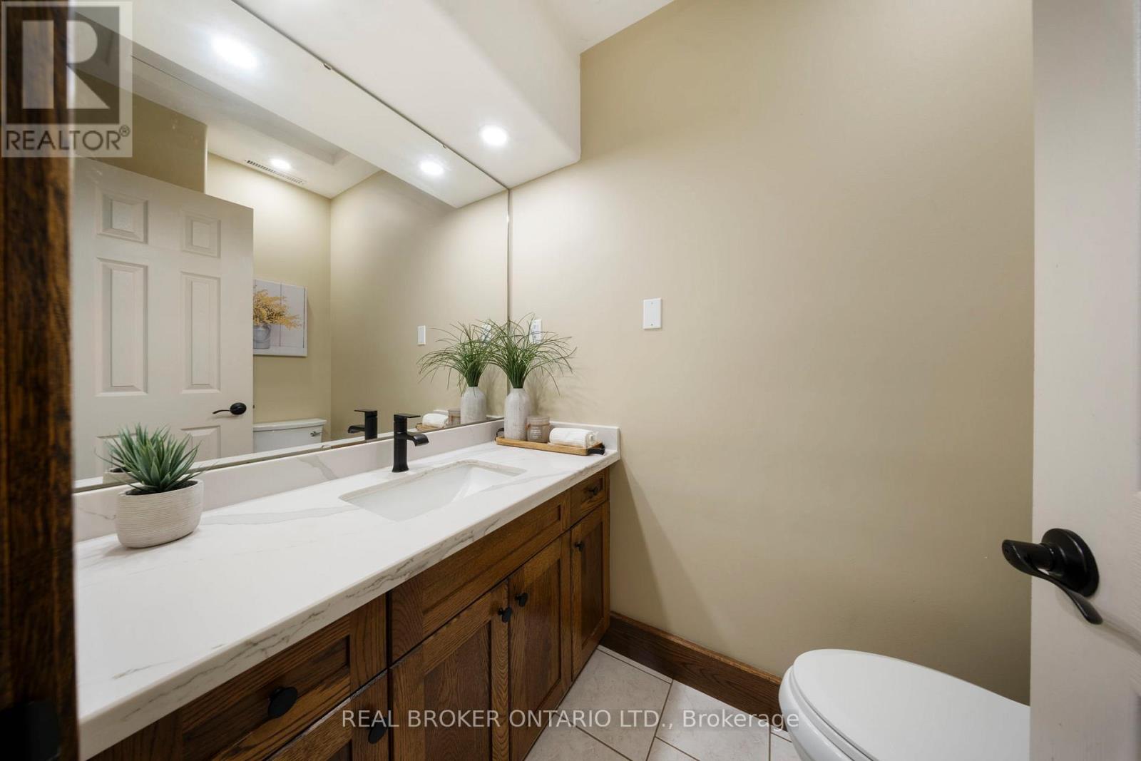 182 Governors Road E Property Photo 11