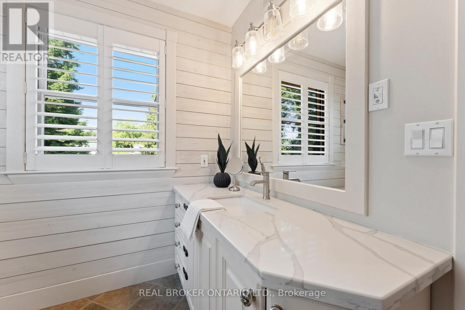 182 Governors Road E Property Photo 14