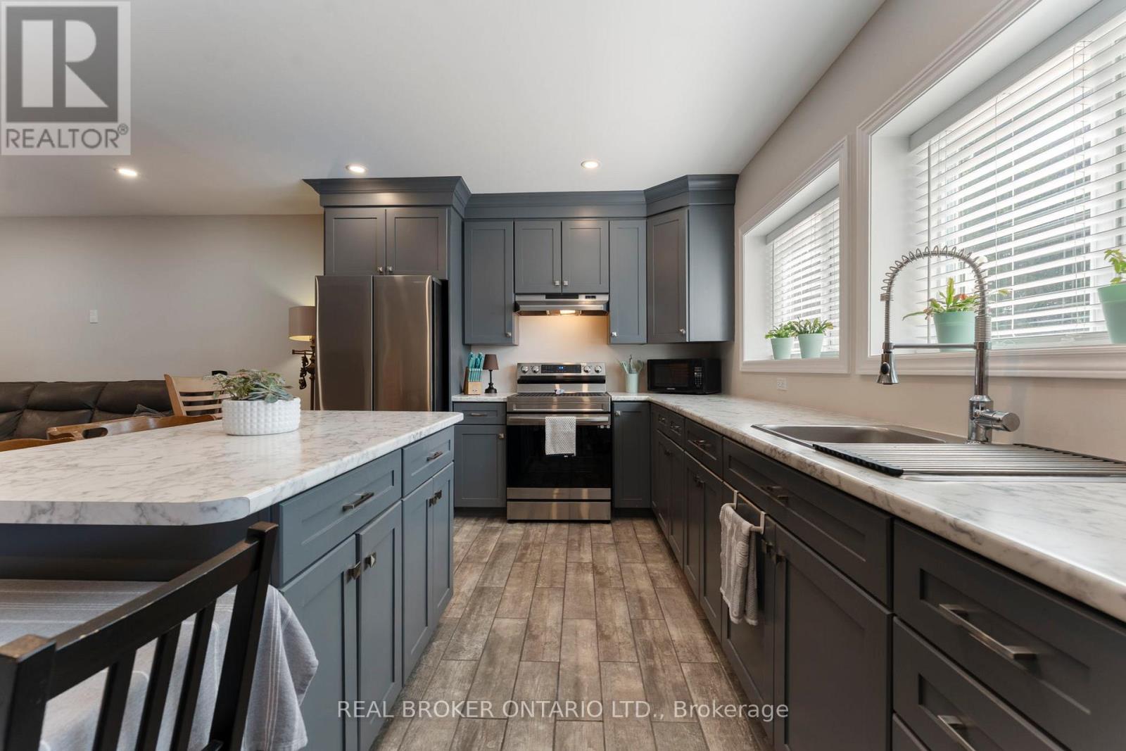 182 Governors Road E Property Photo 27