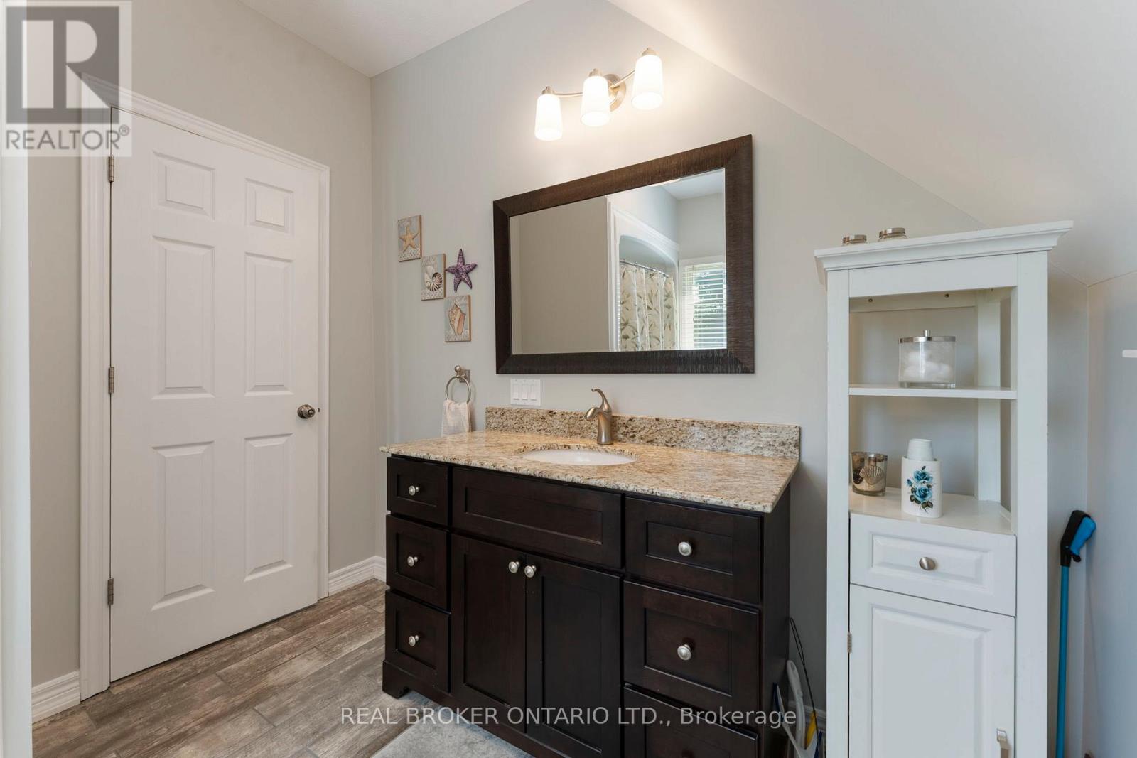 182 Governors Road E Property Photo 31