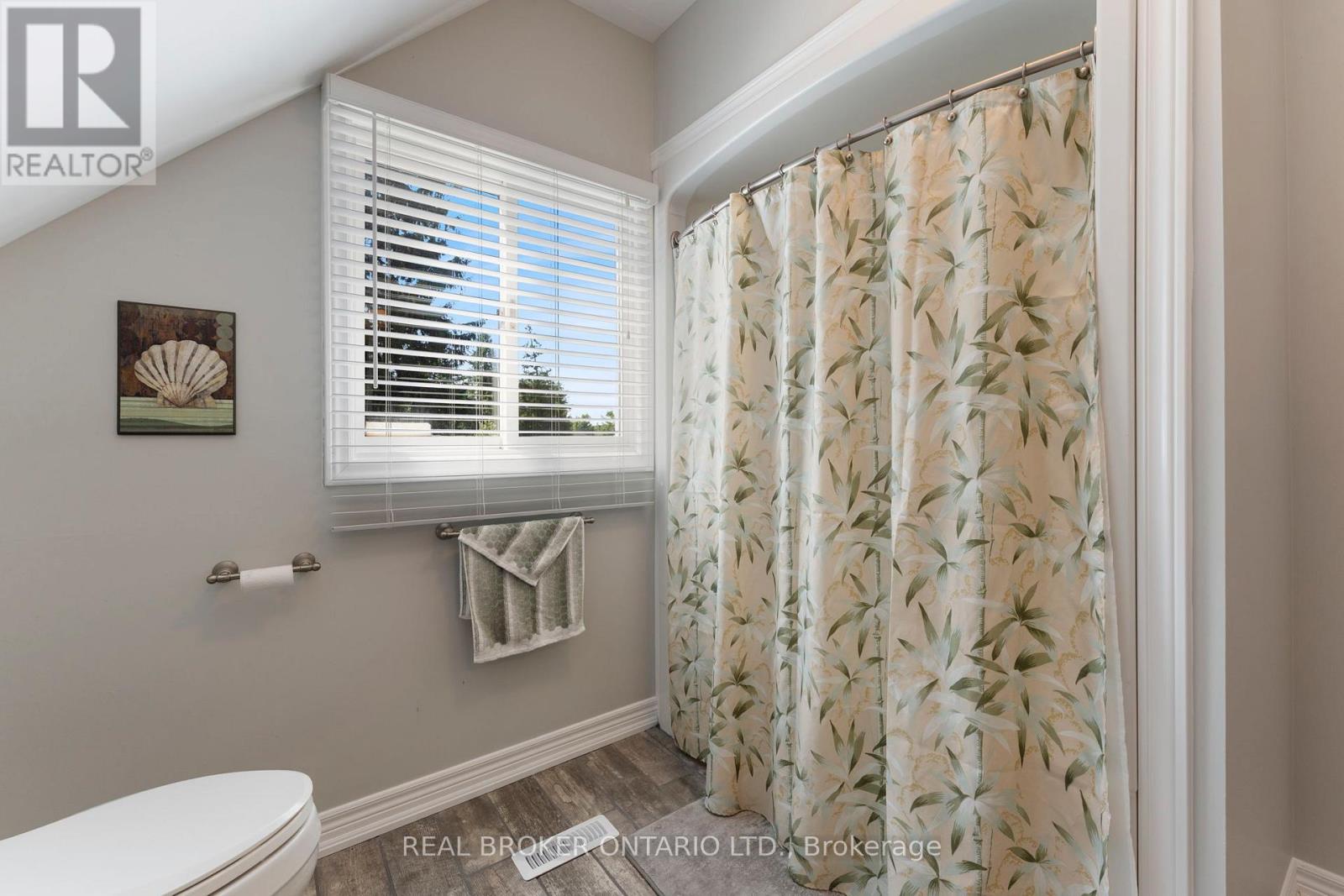 182 Governors Road E Property Photo 32