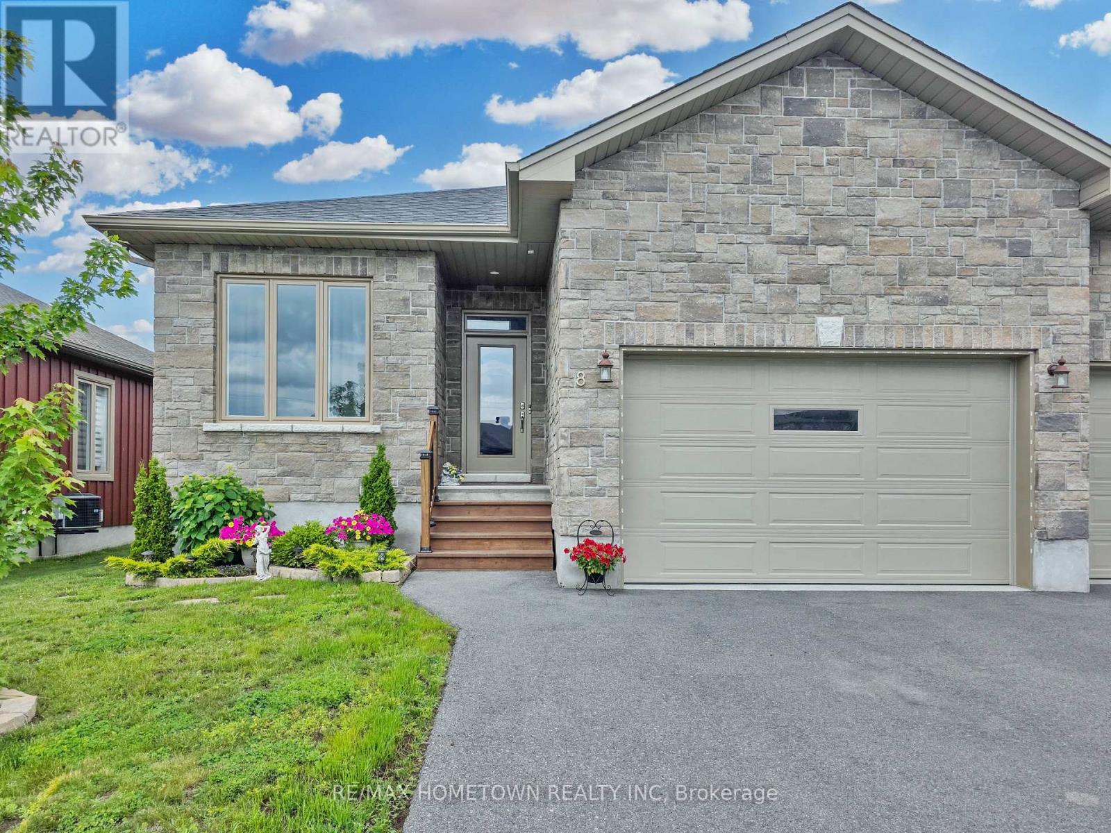 8 Billings Avenue W Property Photo 1