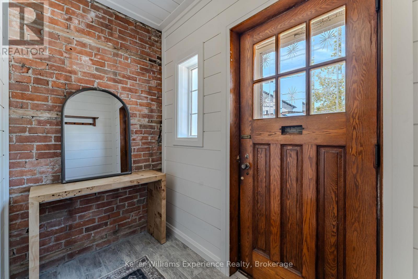 211 5th Street E Property Photo 4
