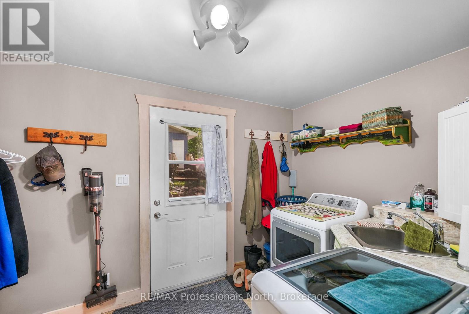203 Burleigh Street Property Photo 6