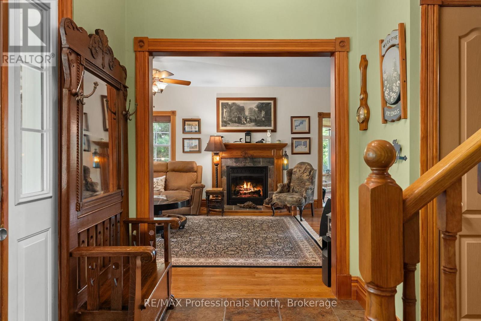 22 Knowles Crescent E Property Photo 6