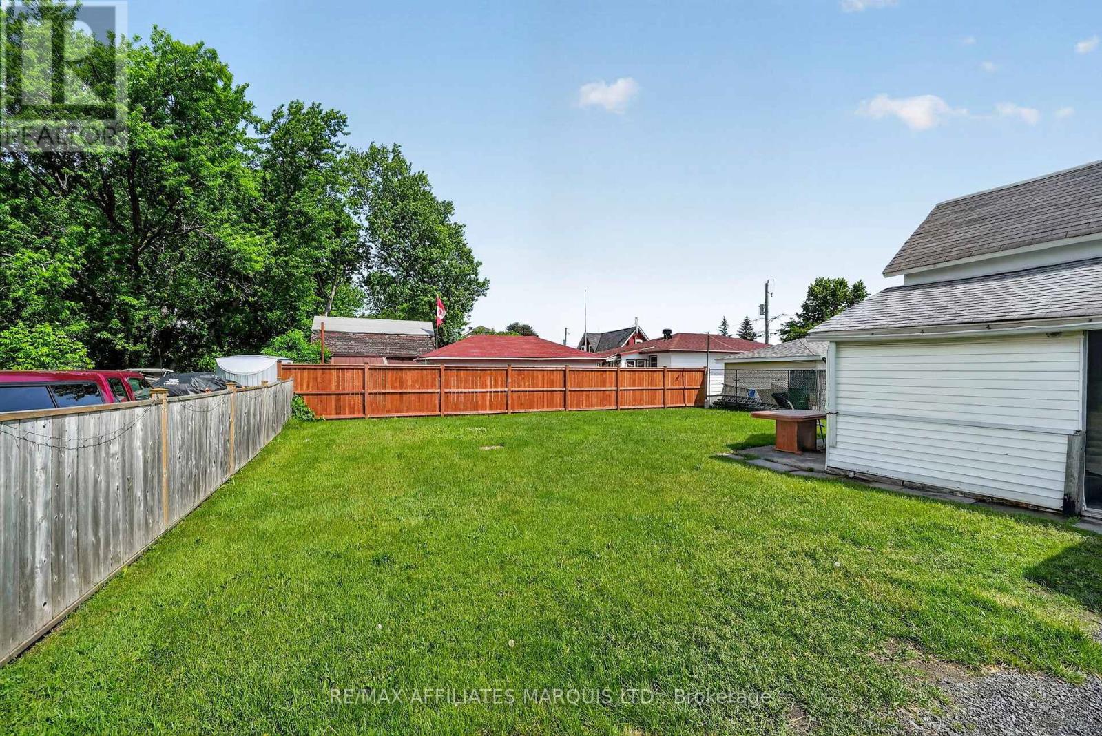 117 Sixth Street W Property Photo 3