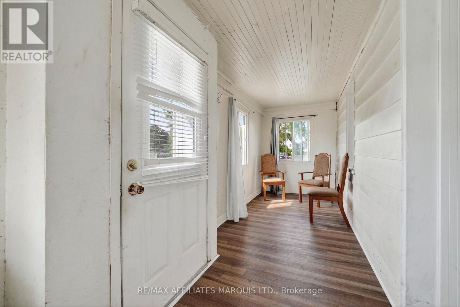 117 Sixth Street W Property Photo 4