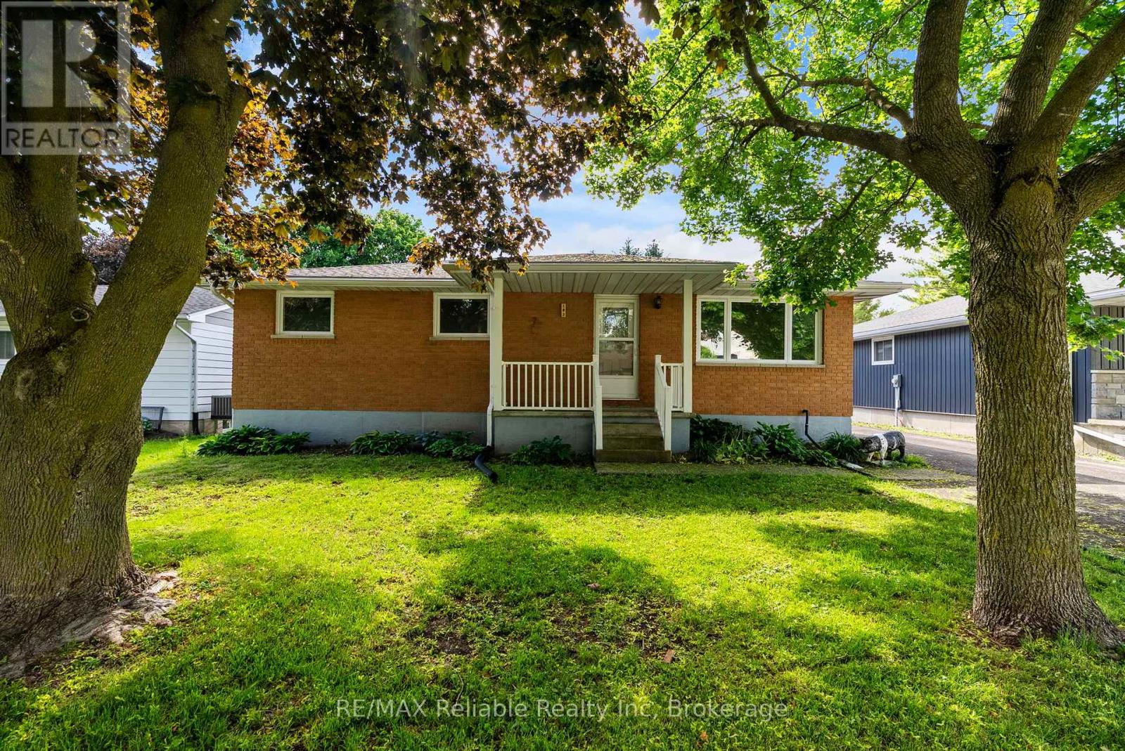 182 Jarvis Street S Property Photo 2