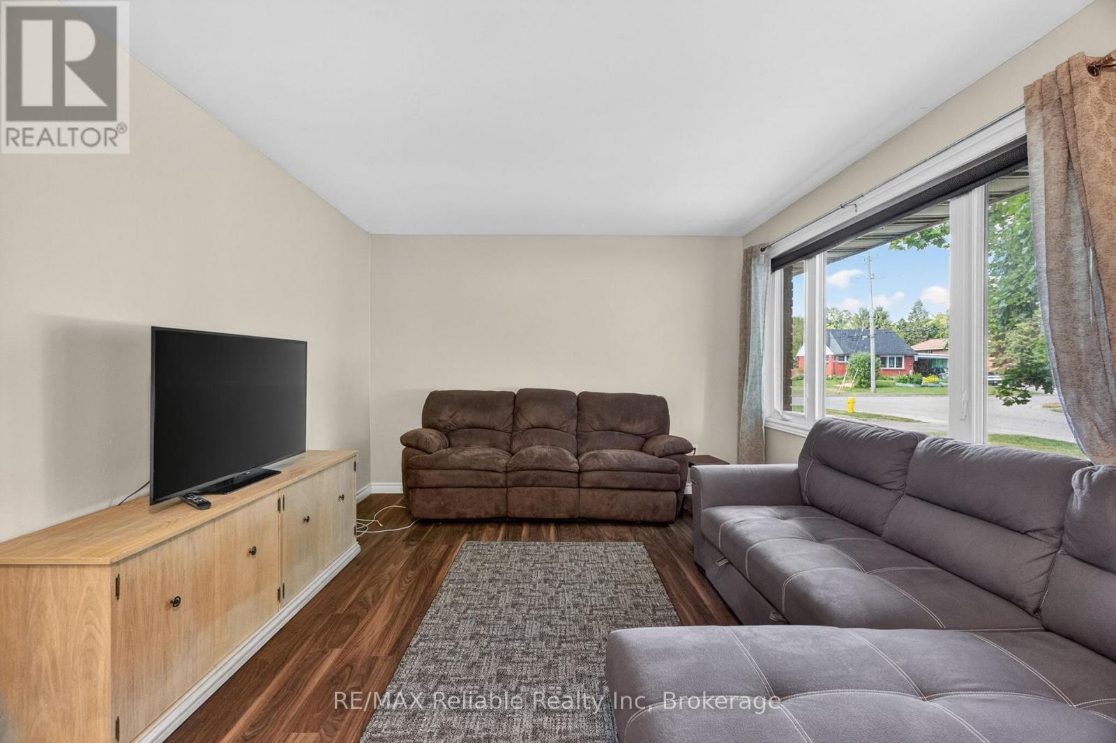 182 Jarvis Street S Property Photo 4