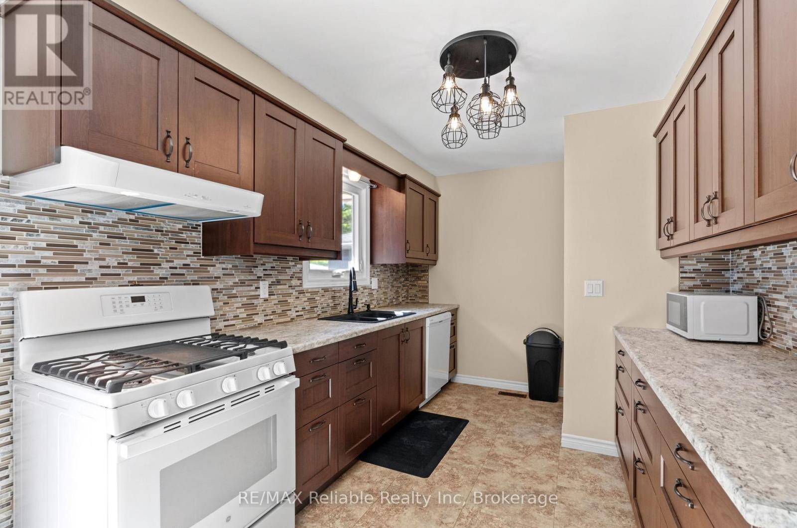 182 Jarvis Street S Property Photo 9