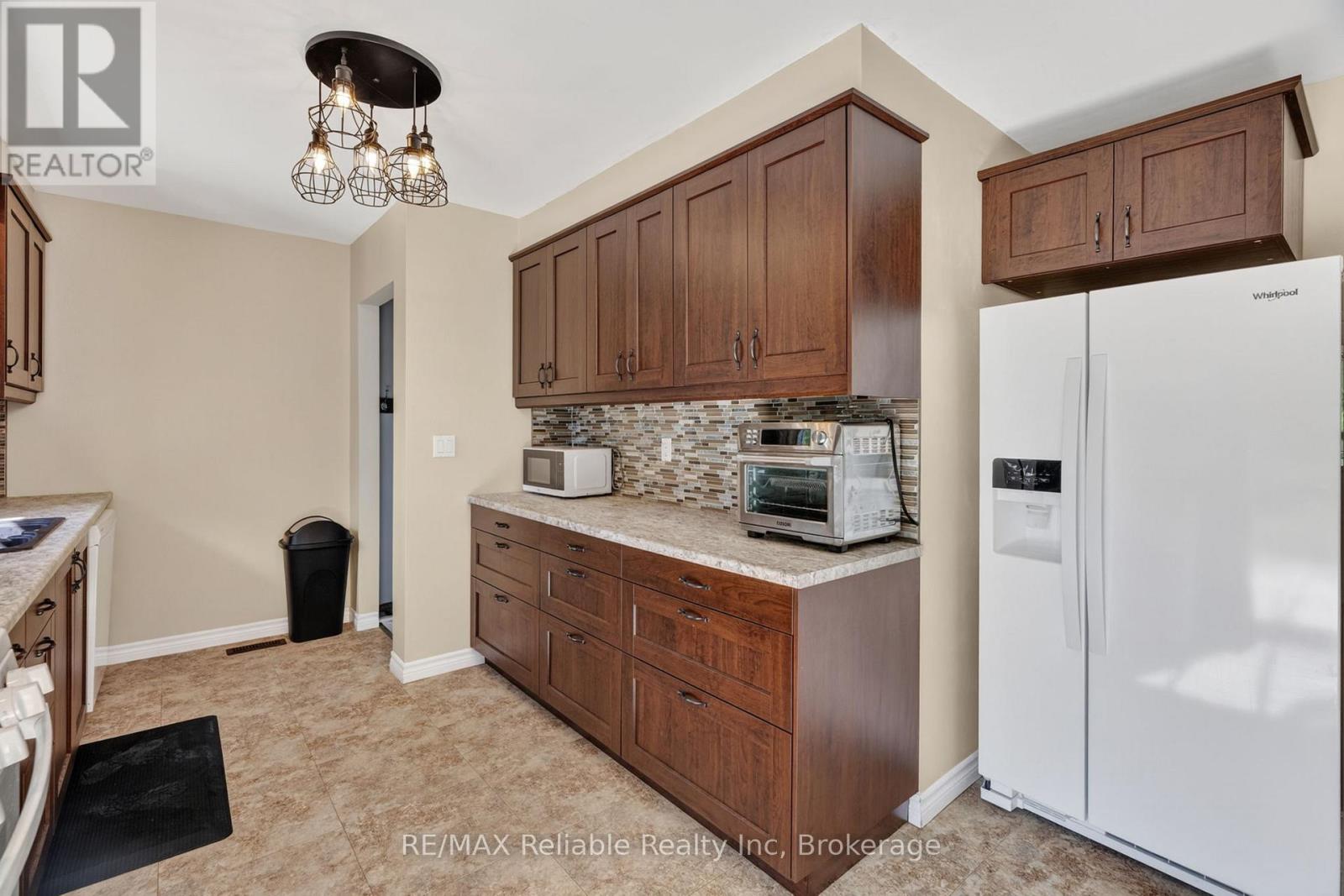 182 Jarvis Street S Property Photo 10