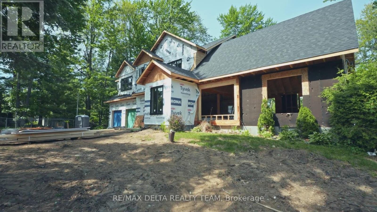 8 PINEGLEN CRESCENT