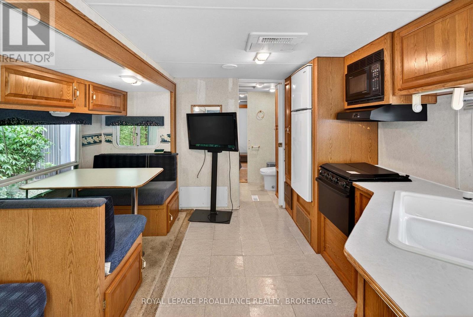 33 - 9 Glenford Lane Property Photo 10