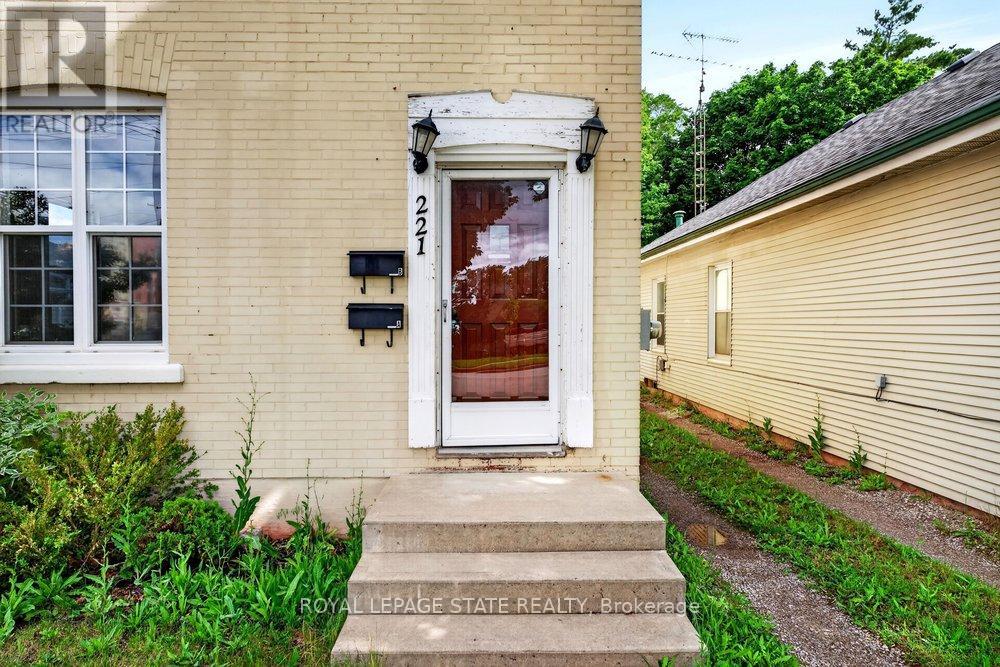 221 Grand River Avenue Property Photo 4