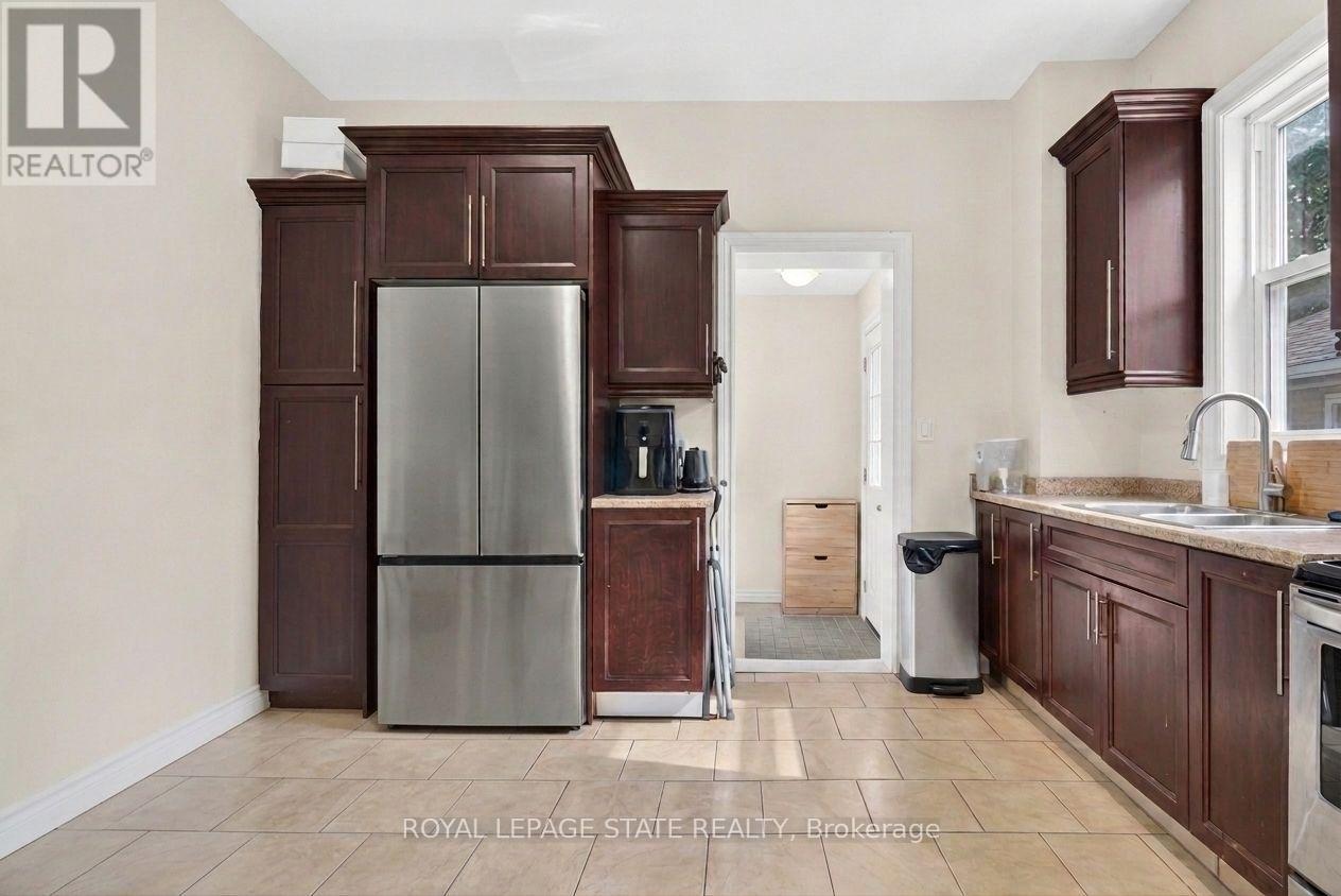 221 Grand River Avenue Property Photo 9
