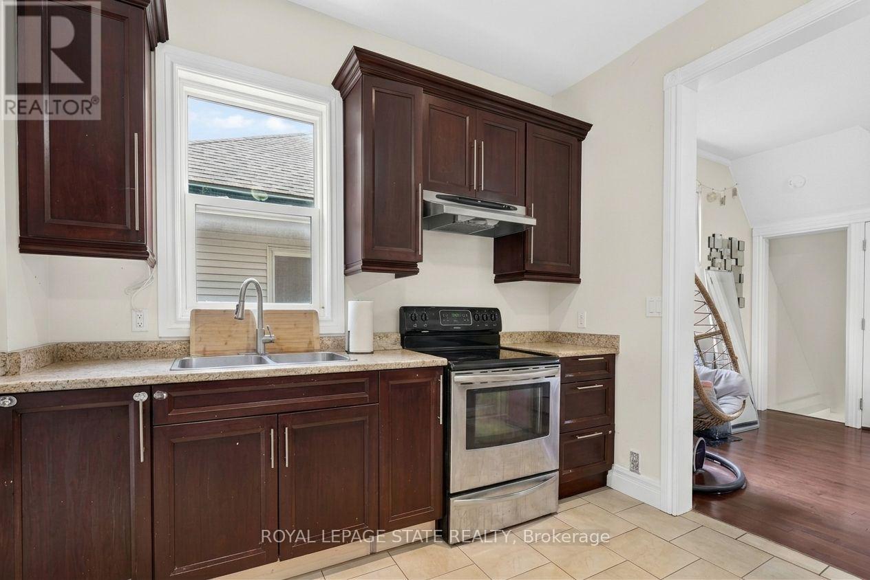 221 Grand River Avenue Property Photo 10