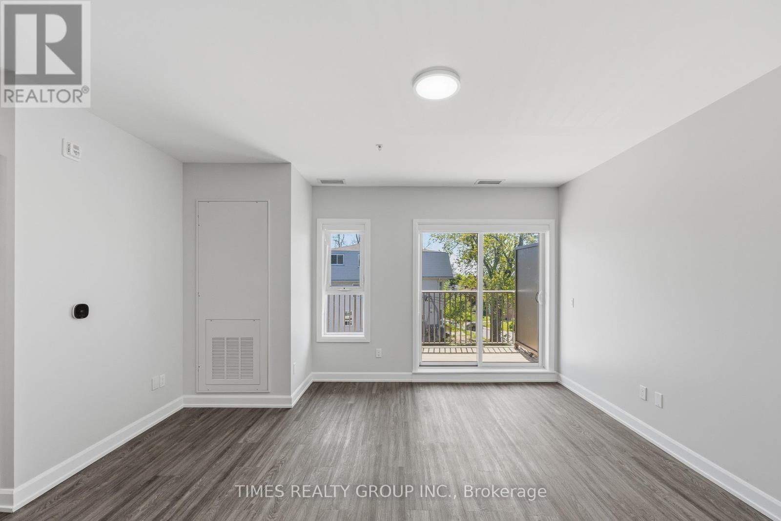 202 - 369 Hunter Street W Property Photo 4
