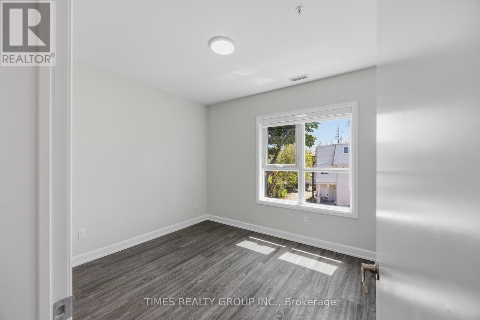 202 - 369 Hunter Street W Property Photo 9