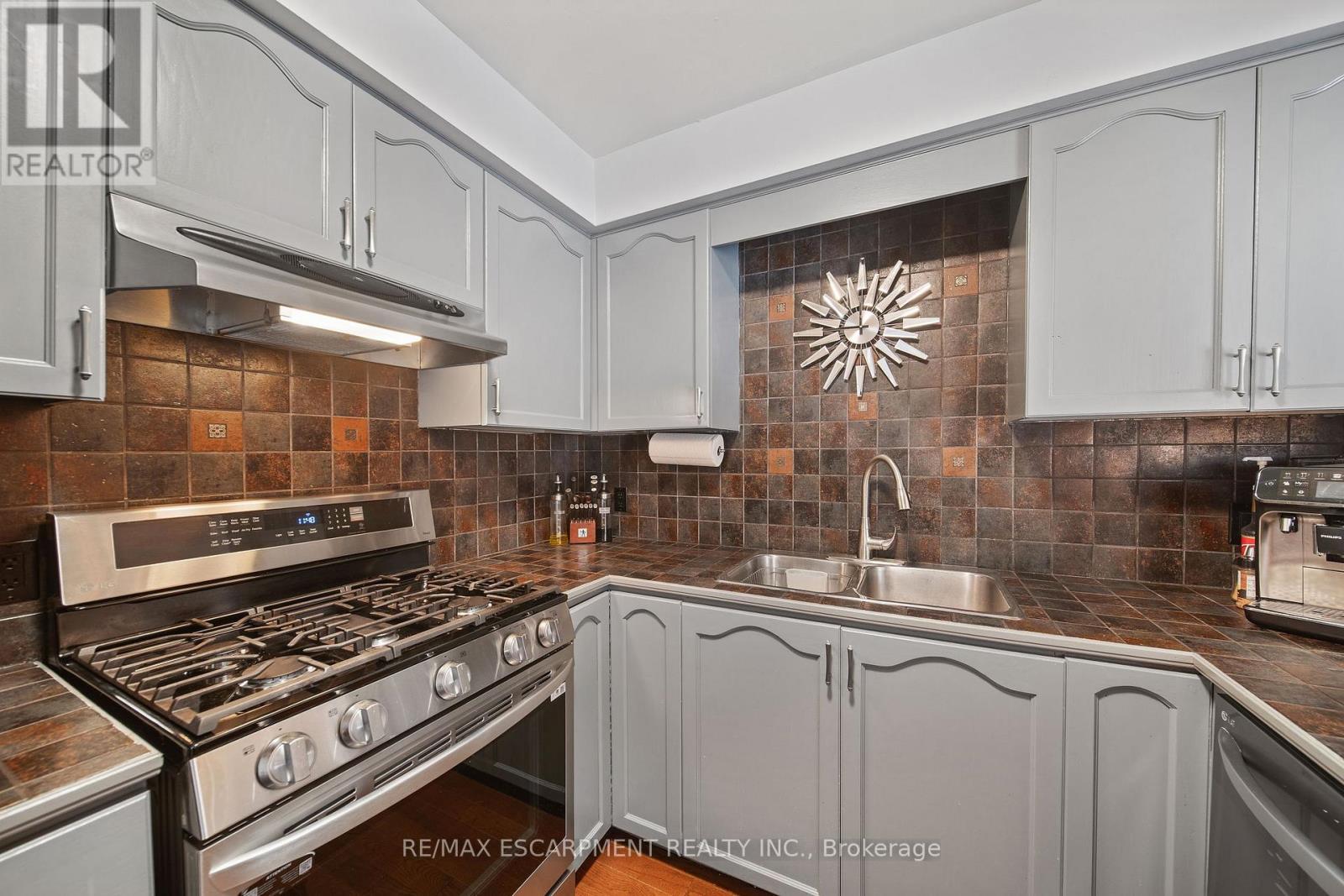 4 - 54 Argyle Street S Property Photo 11