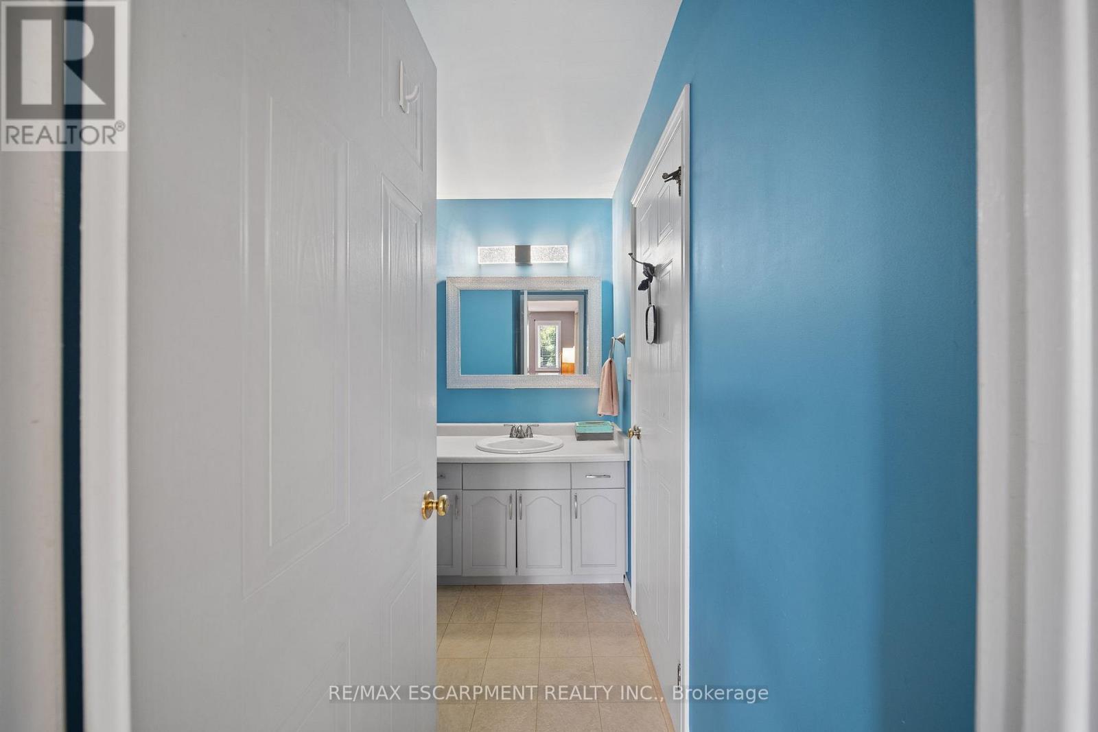 4 - 54 Argyle Street S Property Photo 20