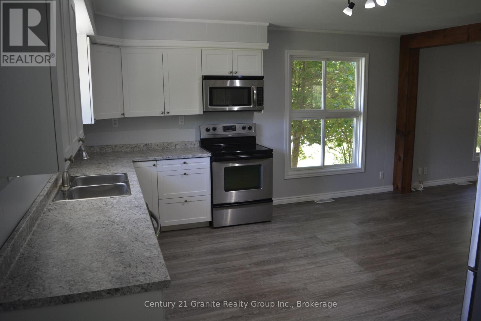 671 Hastings Street N Property Photo 14