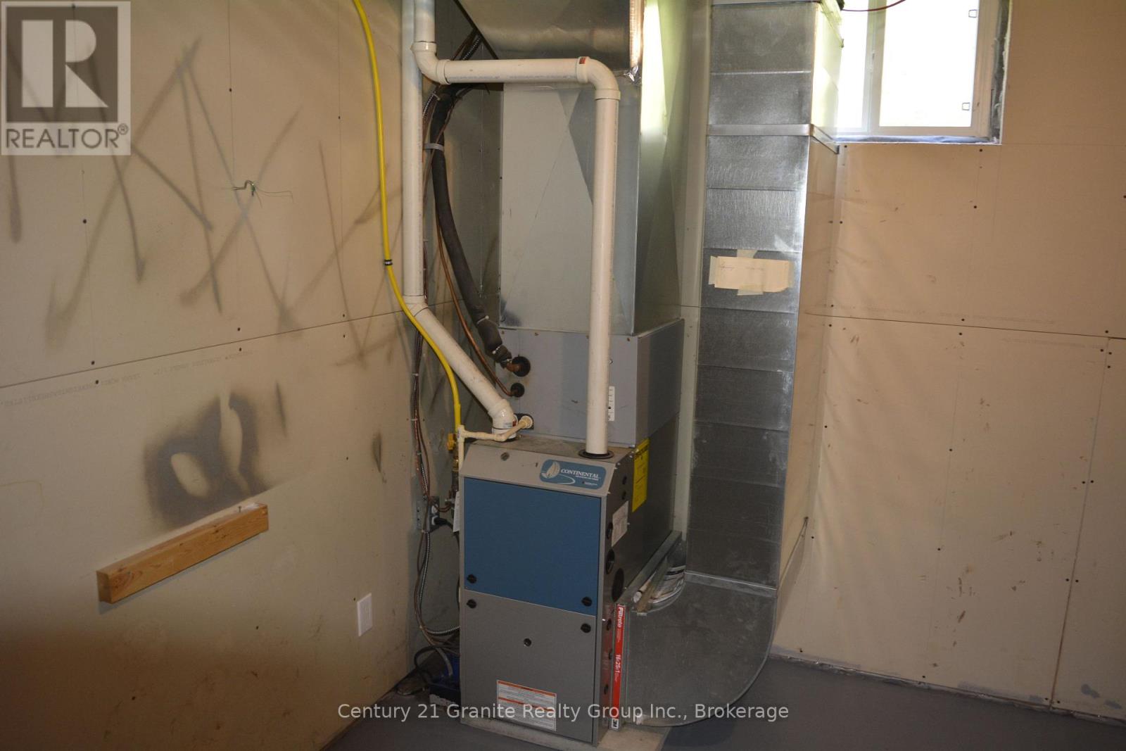 671 Hastings Street N Property Photo 26