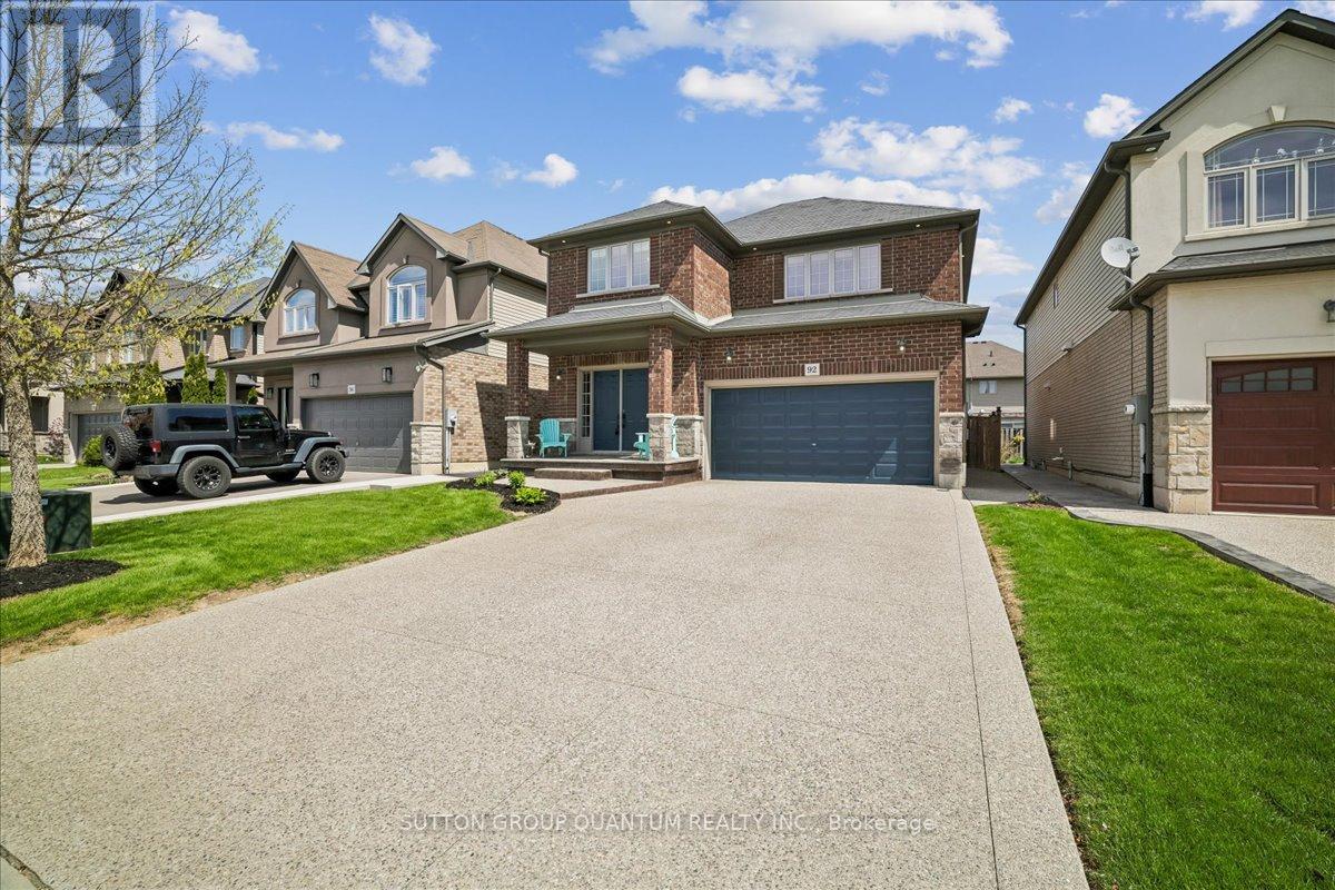 92 Garinger Crescent Property Photo 2