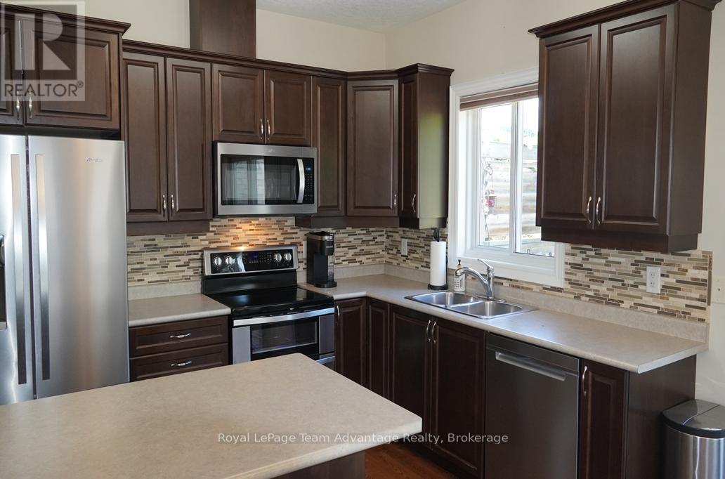 40 Winnifred Avenue E Property Photo 5