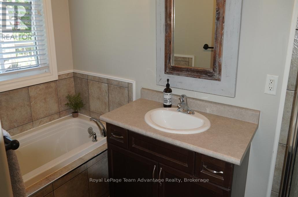 40 Winnifred Avenue E Property Photo 10