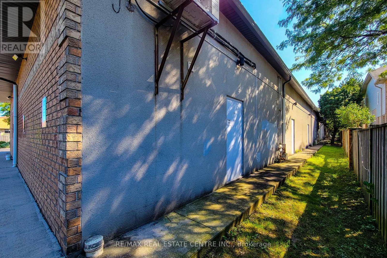 5 - 975 Queenston Road Property Photo 14