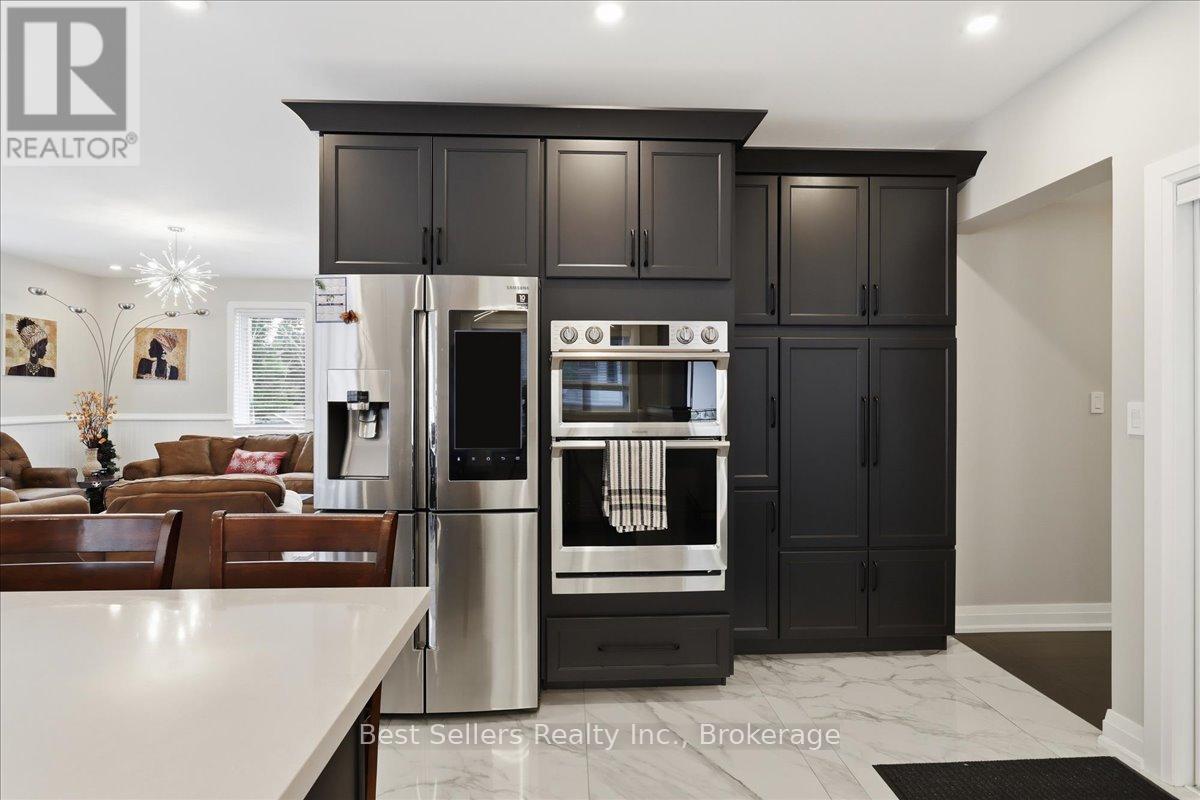 56 Florence Street W Property Photo 7