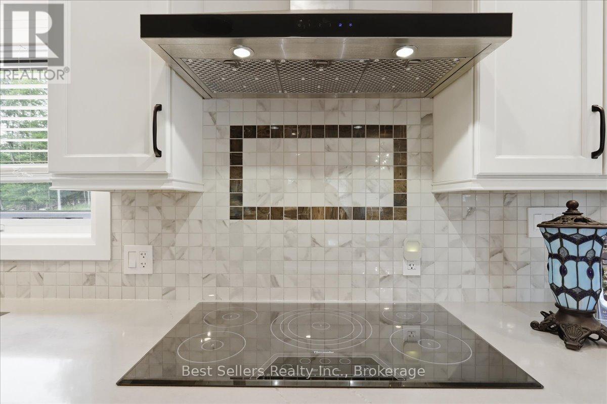 56 Florence Street W Property Photo 9
