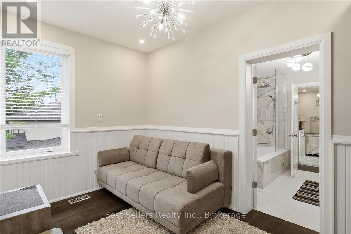 56 Florence Street W Property Photo 15