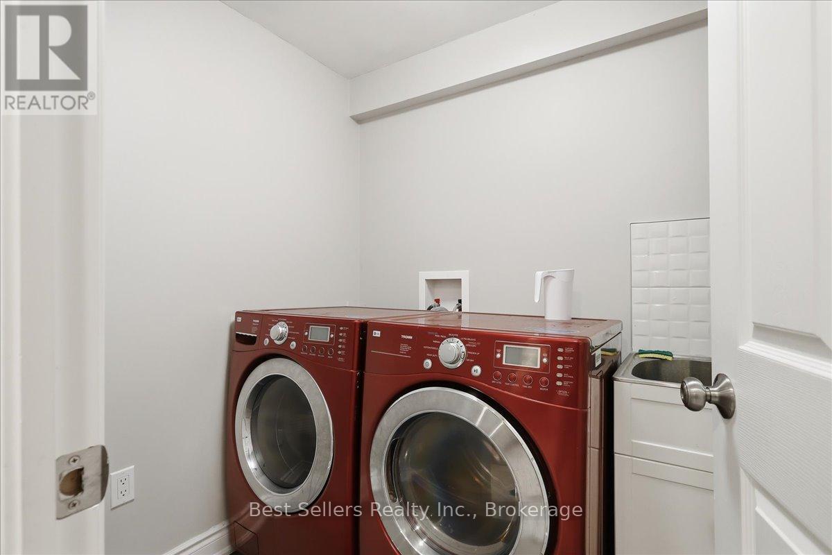 56 Florence Street W Property Photo 27