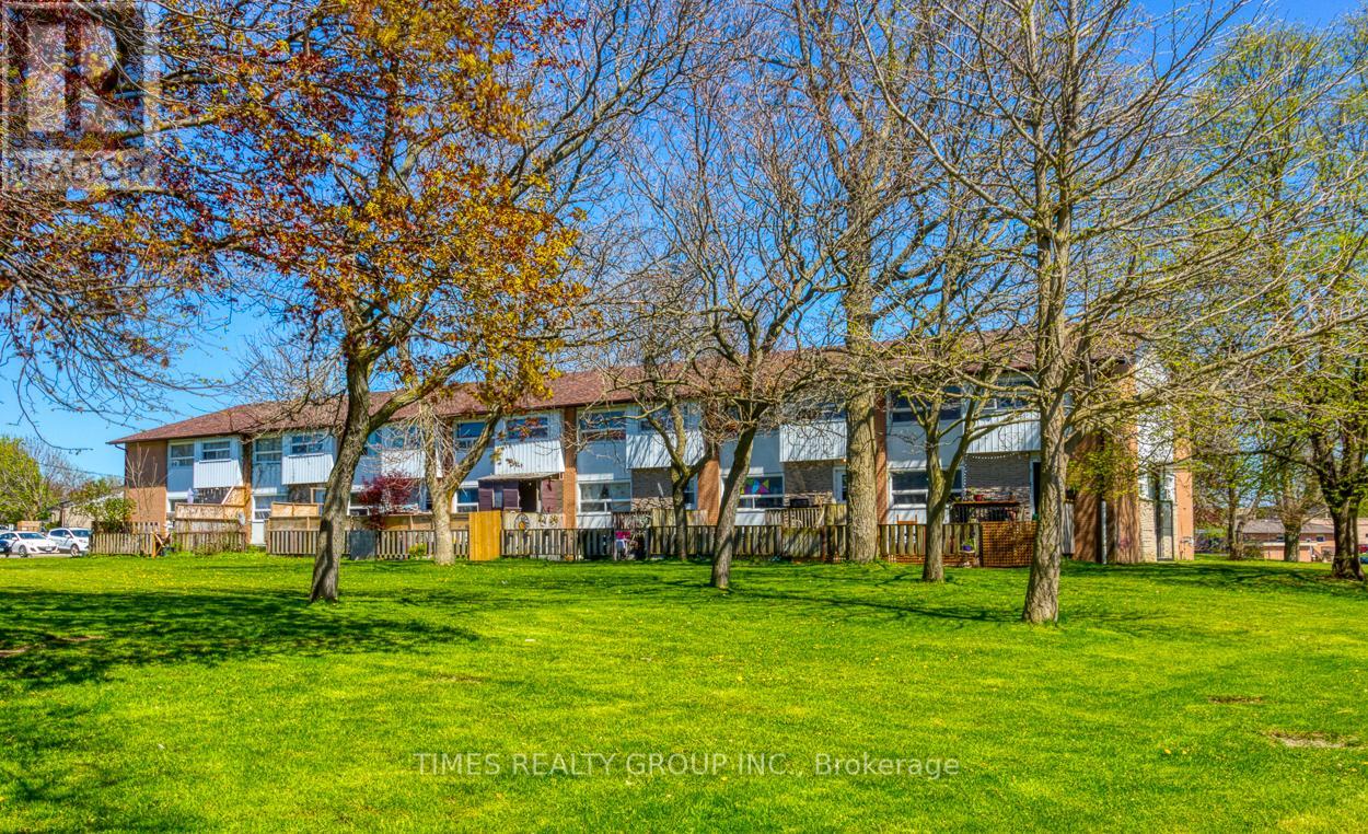 #10 - 11 MANITOU CRESCENT W Property Photo 1