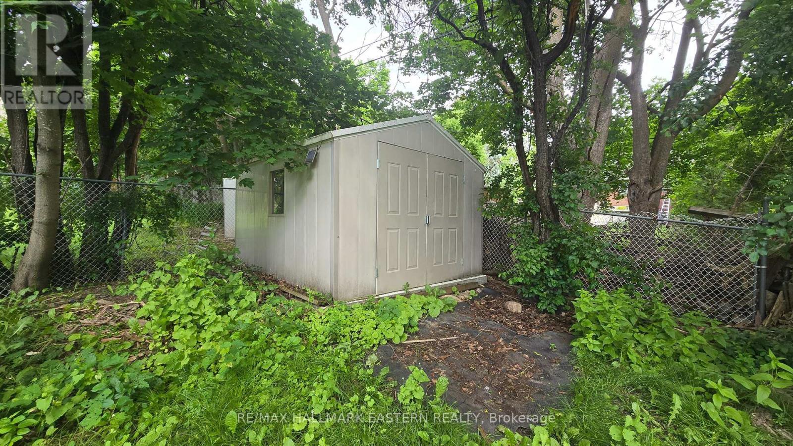33 Greenhill Drive N Property Photo 3