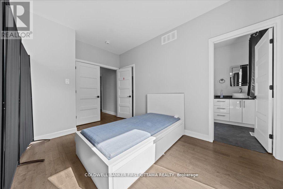 560 Queen Mary Street Property Photo 21