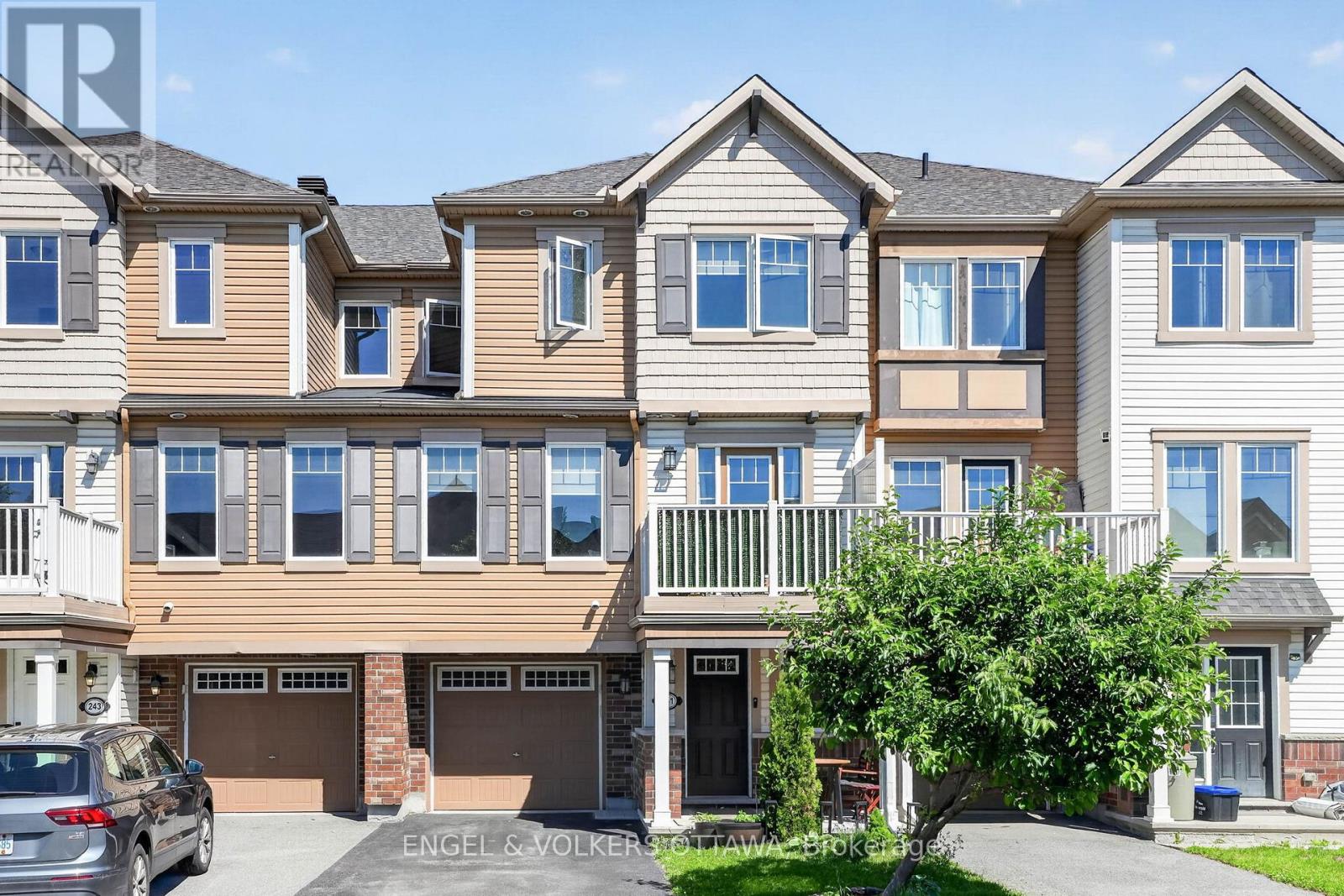 241 PAR-LA-VILLE CIRCLE Property Photo 1