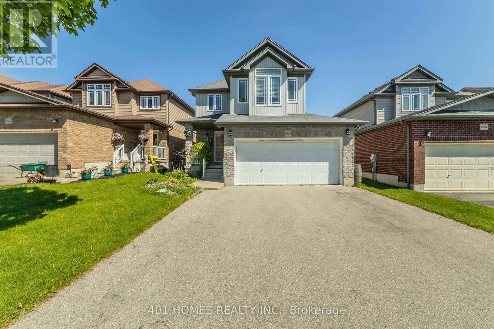 880 FRONTENAC CRESCENT
