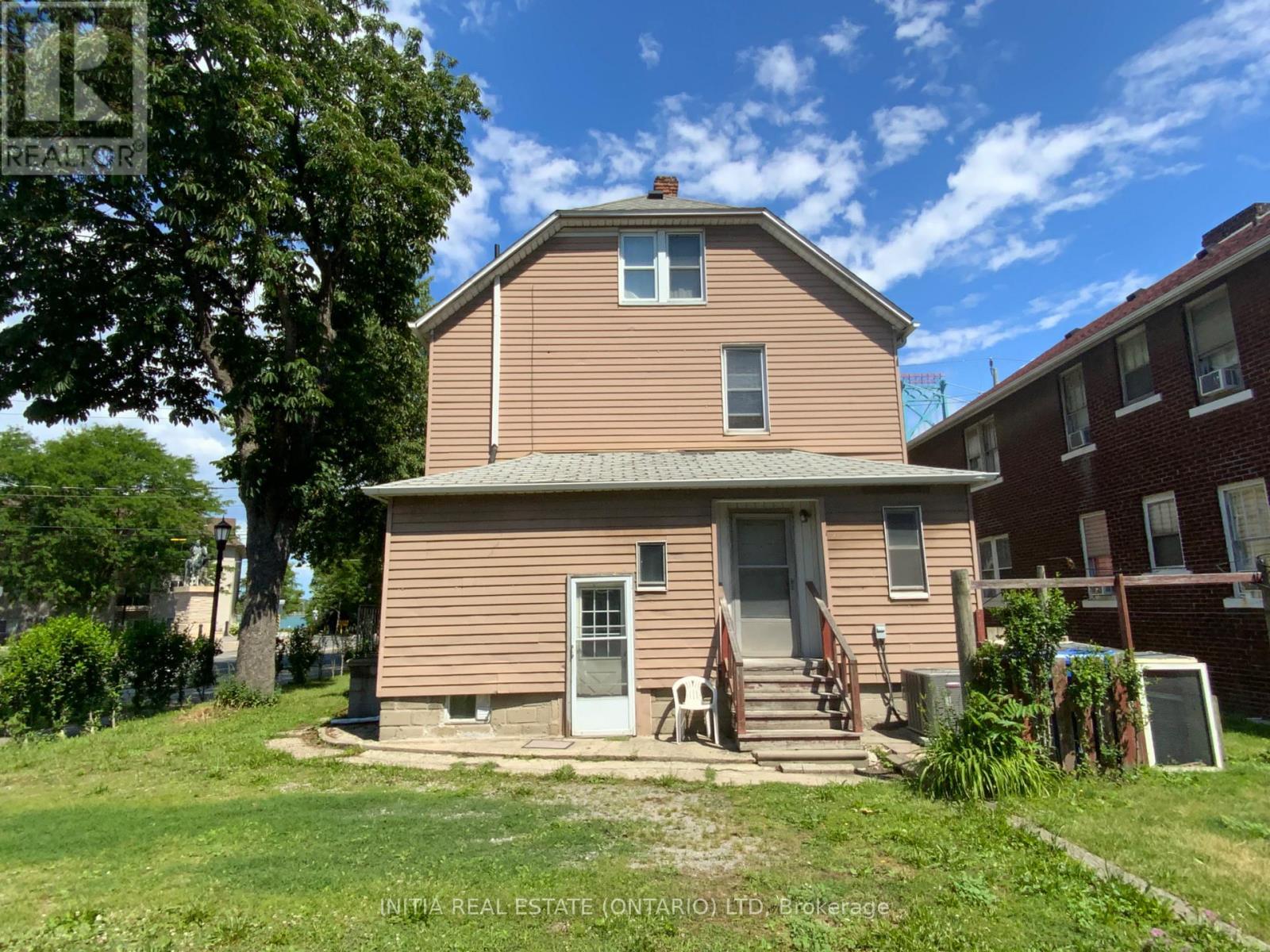 2995 University Avenue W Property Photo 2